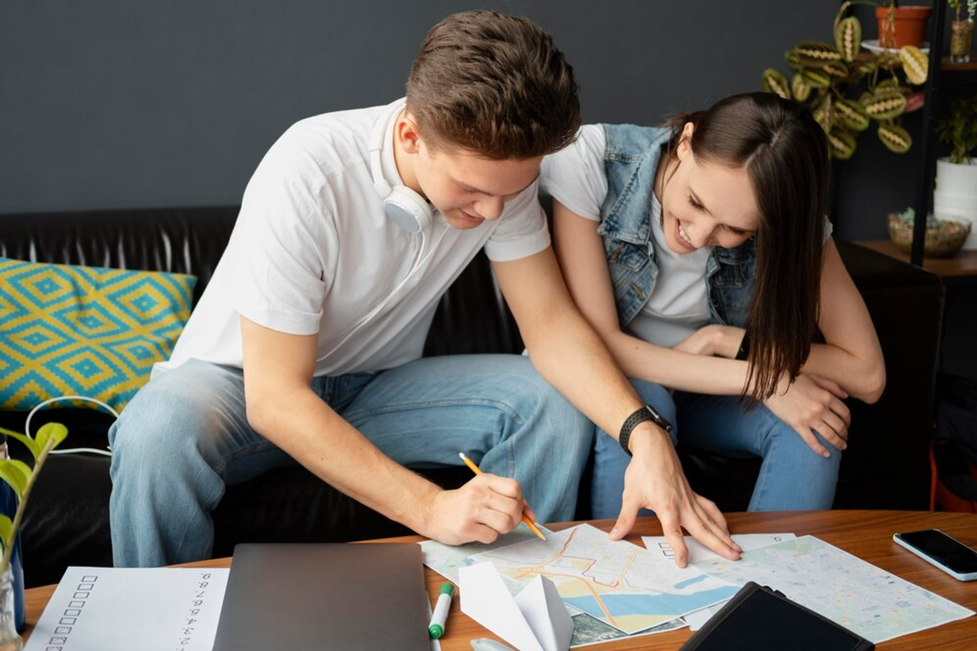 Свидание с выбором на бумажке. Aircompany partnership celebrating. Менеджмент. Человек планирующий будущее. Планируем вместе.