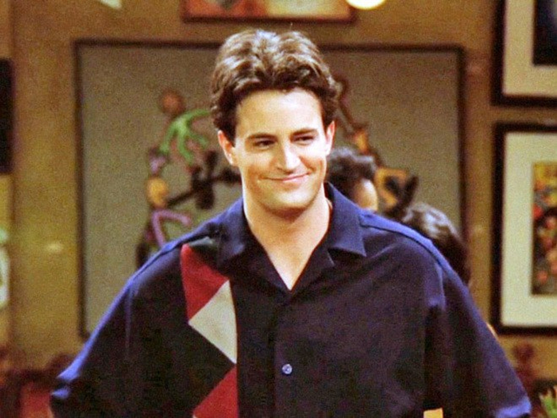 Чендлер на белом фоне. Чендлер друзья. Чендлер друзья. Чендлер бинг. Чендлер бинг.