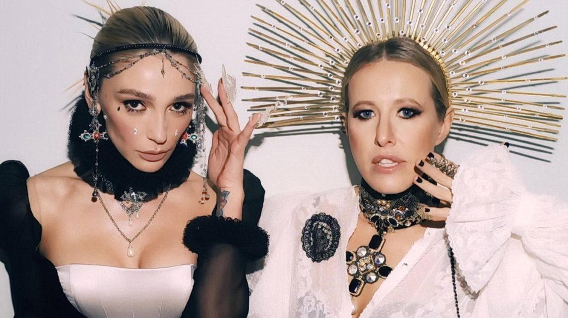 Ивлеева шоу королевские кобры. Ивлеева собчак на вечеринке. Ивлеева собчак на вечеринке. Королевские кобры ивлеева и собчак. Королевские кобры ивлеева и собчак.