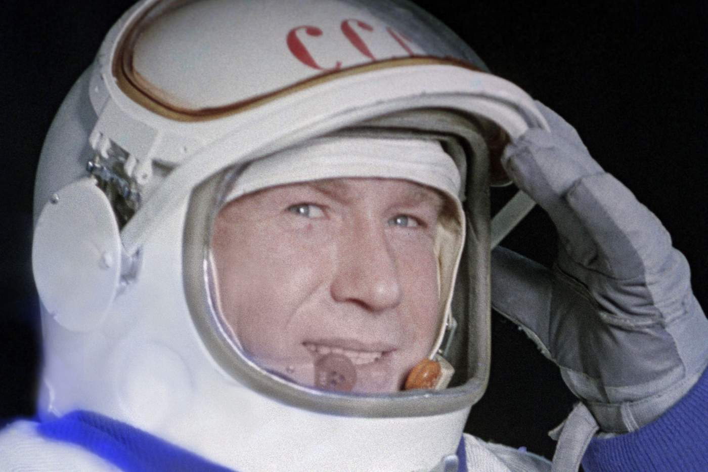Савиных космонавт википедия. Первый человек в открытом космосе фото.