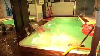 Бассейн и джакузи в доме Дибровых. Фото: НТВ