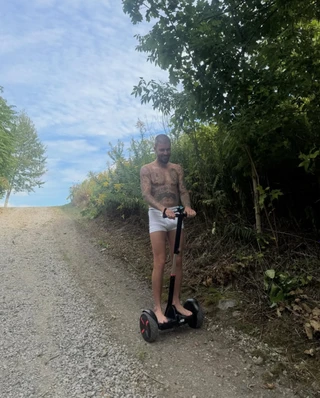 Джастин Бибер катается на сегвее. Фото: Instagram (Запрещён в РФ) @lilbieber