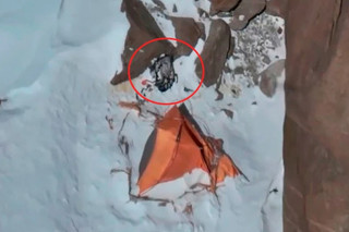 Съёмка 2 сентября — рюкзак стоит у палатки. Фото: скриншот видео Андрея Моглеваного