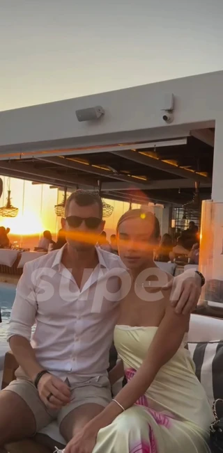 Виктор Фишер и Юлия Власова на Миконосе в 2025 году. Фото: Инстаграм (запрещён в РФ) @sofia.zaikova.m