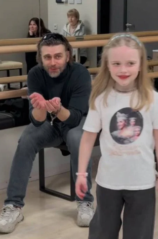 Пётр Чернышёв с дочерью Милой. Скриншот: Woman.ru