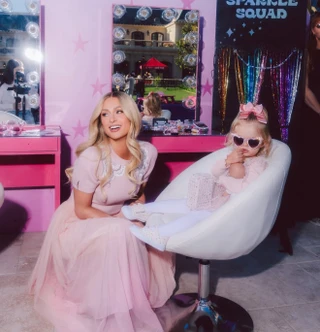 Пэрис Хилтон с дочерью. Фото: Instagram (Запрещён в РФ) @parishilton