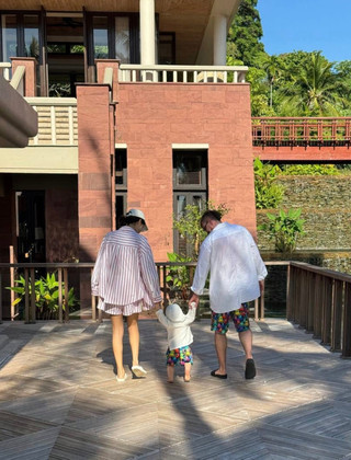 Александр Петров c женой Викторией Антоновой и сыном Фёдором. Фото: Instagram (Запрещён в РФ) @victoriyaantonova_