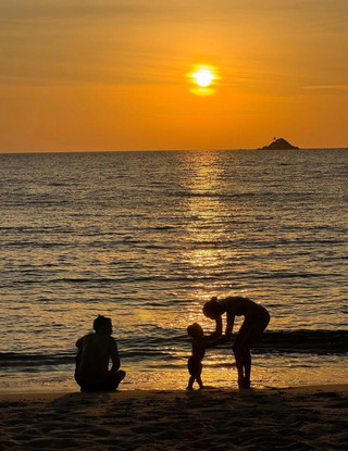 Александр Петров c женой Викторией Антоновой и сыном Фёдором. Фото: Instagram (Запрещён в РФ) @victoriyaantonova_