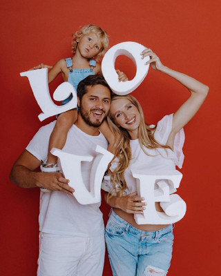 Алина Левда с семьей. Фото: @botanovna_