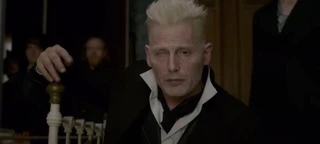 Мадс Миккельсен в роли Грин-де-Вальда. Фото: кадр из фильма «Фантастические твари: Тайны Дамблдора»