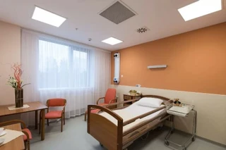 Однокомнатная палата. Специальная кровать оборудована пультом и съемными бортиками