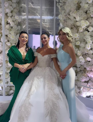 Зепюр с мамой и сестрой Фото: Инстаграм (запрещен в РФ) мамы невесты