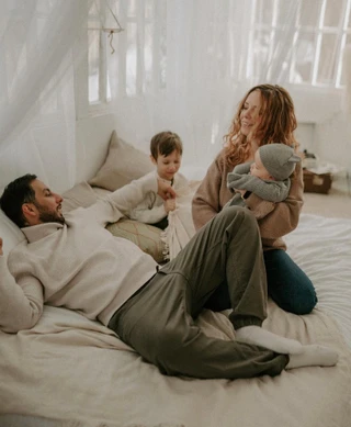 Женя Огурцова с мужем и детьми. Фото: Инстаграм (запрещен в РФ) Жени Огурцовой