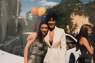 Ким с мамой и новой машиной. Фото: сайт семьи Кардашьян