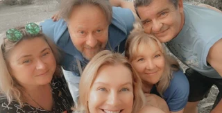 Сергей Дорогов с супругой и друзьями из шоу «6 кадров». Фото: Инстаграм (запрещен в РФ) Галины Даниловой