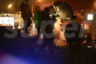 Яна Рудковская покидает праздник. Фото: Super