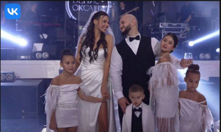 Третье платье Оксаны. Фото: трансляция во ВКонтакте