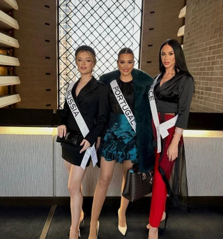 Анна Линникова с участницами от Португалии и Греции. Фото: Инстаграм (запрещен в РФ) героини