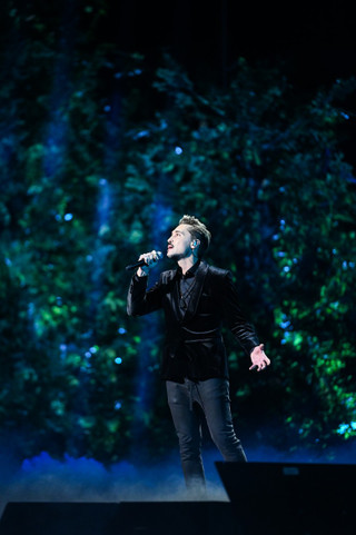 Дима Билан перепел хит «Белые розы» в память о Юре Шатунове. Фото: Super / Марченко Александра 