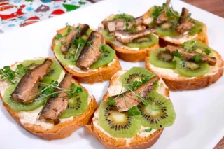 Бутерброд с киви и шпротами. Источник: сайт «Хозяйка онлайн»