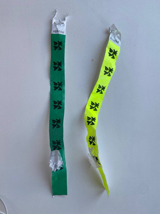 Браслет для прохода на премию «Жара». Фото: личный архив героя