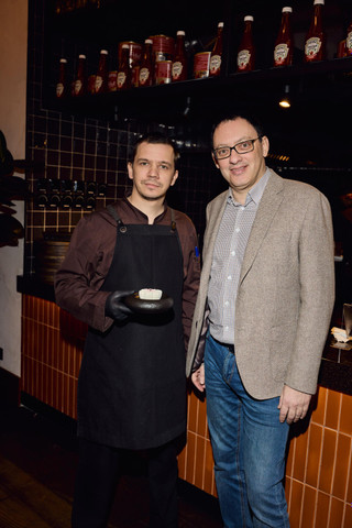 Михаил Шенштейн на фестивале кондитерского искусства. Фото: пресс-служба