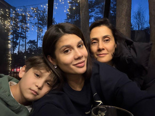 Вика Петрова с мамой и братом в новом доме. Фото: соцсети Вики Петровой