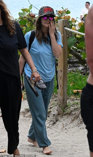 Дрю Бэрримор на отдыхе в Майами. Фото: Backgrid