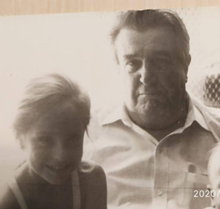 Будущая певица Саша Савельева с дедушкой. Фото: телеграм @alexandrinsave