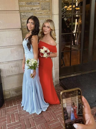 Микелла Абрамова с подругой на выпускном. Фото: Инстаграм* @aizaanaqvii