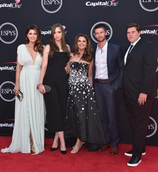 Кристофер Шварцнеггер до похудения. На фото вместе с сёстрами, братом и матерью Марией Шрайвер. Фото: Getty Images