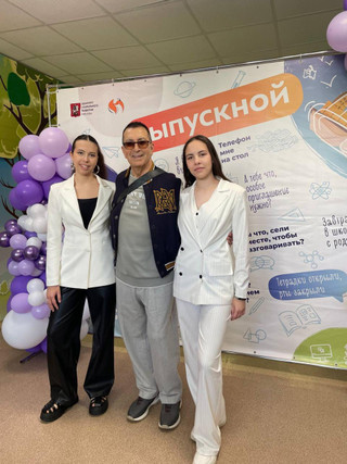 Александр Буйнов с внучками. Фото: телеграм @buinovofficial