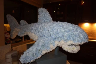 Букет в форме акулы. Фото: телеграм-канал героини материала