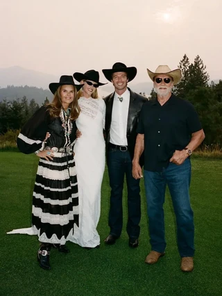 Патрик Шварценеггер с семьёй. Фото: Инстаграм (запрещён в РФ) @patrickschwarzenegger