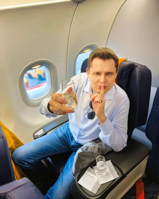 Евгений Понасенков* в самолёте. Фото: Инстаграм (запрещён в РФ) @evgenii_ponasenkov