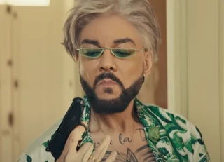 Певец появляется в клипе с оружием. Скриншот: YouTube-канал Филиппа Киркорова