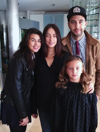 Иван Ургант с женой и дочками. Фото: Instagram (Запрещён в РФ) @urgantcom