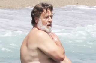 Рассел Кроу на пляже. Скриншот: DailyMail