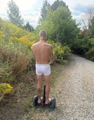 Джастин Бибер катается на сегвее. Фото: Instagram (Запрещён в РФ) @lilbieber