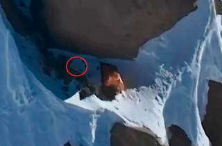 Съёмка 19 августа — рюкзака у палатки нет. Фото: скриншот видео Андрея Моглеваного