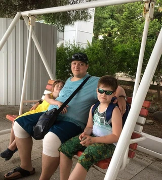 Роман Попов с детьми. Фото: Инстаграм (запрещен в РФ) @romapopoff