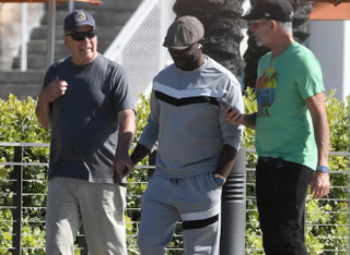 Брюс Уиллис с опекуном. Фото: TMZ