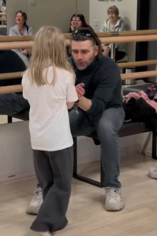 Пётр Чернышёв с дочерью Милой. Скриншот: Woman.ru