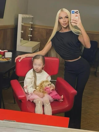 Екатерина Лукьянова с дочкой Стефанией. Фото: Инстаграм (запрещён в РФ) @aprelka.22