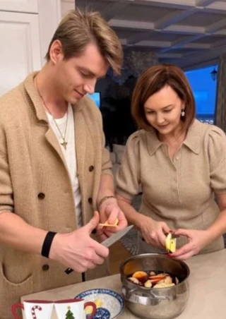 Алексей Воробьёв с мамой Аиды Гарифуллиной. Фото: Соцсети Аиды Гарифуллиной