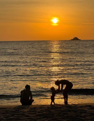 Александр Петров c женой Викторией Антоновой и сыном Фёдором. Фото: Instagram (Запрещён в РФ) @victoriyaantonova_