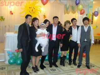 Ольга между родной сестрой Анатолия и его отцом 