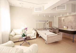 Если вы выбираете палату «Люкс-студия», с вас попросят доплату в 2500 евро (около 160 тысяч рублей)