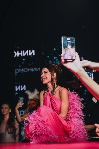 Лерчек смотрит сюрприз мужа. Фото: Super / Марченко Александра 