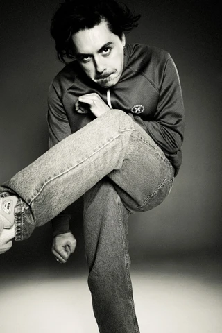 Джинсы Levi’s, кеды Dior, олимпийка — собственность стилиста